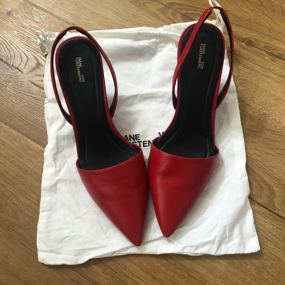 Vintage Diane Von Furstenberg Red Mortelle size 9.
